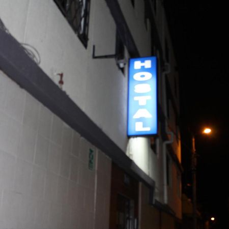 Julius Hostal, Desde Las 14 Horas Hasta 12 Del Mediodia Кито Экстерьер фото